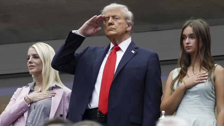 So verfolgte Präsident Donald Trump die Hymne bei den US Open. © ANSA / JOHN G. MABANGLO