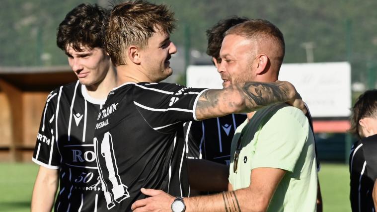 Tramin's double goalscorer David Toll (left) hugs Stefan Rellich as he bids farewell. © Daniel Dindo