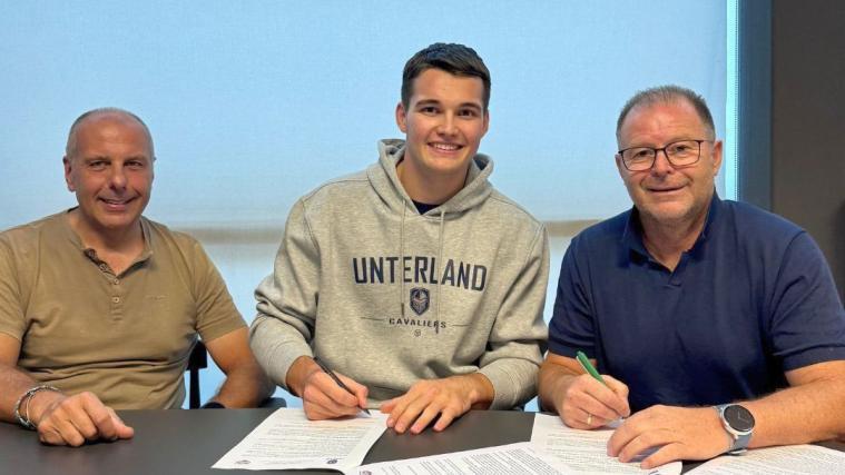 Unterland-Sportdirektor Paolo Bonazzo, Peter Tavernini und Präsident Karl Pichler bei der Vertragsunterschrift.