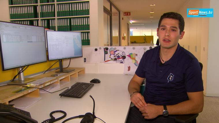 Dans notre série vidéo AlpsHL, Daniel Soraruf nous présente Weihenstephan, les Broncos de Wipptal. Nous rendons visite au défenseur et à deux de ses coéquipiers au travail. Soraruf, journaliste, affronte les Broncos sur la glace et à la patinoire. © stol