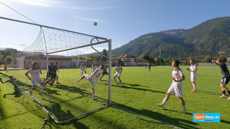 Avec seulement un point en quatre matchs, le SC Georgen n'a pas connu un excellent début de saison en Oberliga. Le gardien André Negri a également commis une erreur lors de la défaite 1-3 à domicile contre Tramin. Les vidéos montrent également les victoires à domicile de Bruneck contre Stegen (3-1) et de Weinstraße Süd contre Salurn (2-1) en Landesliga. © stol