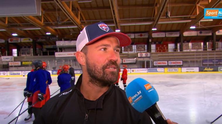 In our big ice hockey video series, Manuel Öhler presents us with the Rittner Buam today. The striker grabbed the SportNews camera and interviewed his teammates. He also included Mike Halmo, who has also been on the high plateau since the summer. © stol