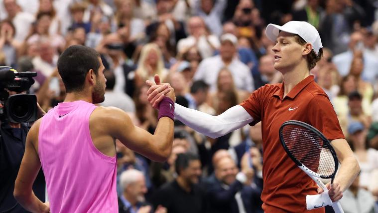 Am 10. September standen sich Carlos Alcaraz (links) und Jannik Sinner im Finale der US Open letztmals gegenüber. © APA / CLIVE BRUNSKILL