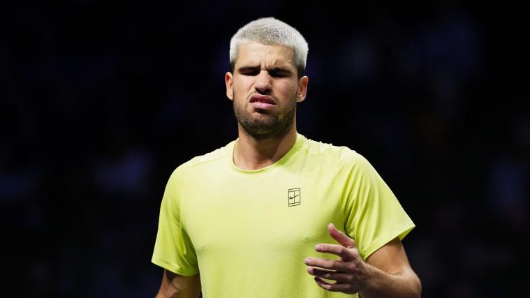 Carlos Alcaraz ist beim ATP-Masters in Paris sensationell gescheitert. © APA/afp / DIMITAR DILKOFF