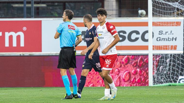 Dem erst 17-jährigen Dhirar Brik wird eine große Ehre zuteil. © FCS