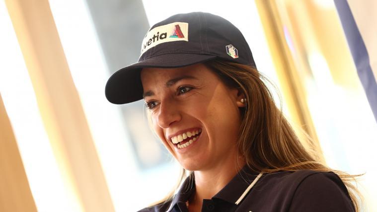 Der Hiobsbotschaft zum Trotz: Marta Bassino behält ihr Lächeln. © ANSA / ANNA SZILAGYI / STR