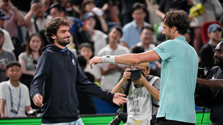 Die beiden Cousins Valentin Vacherot (links) und Arthur Rinderknech (rechts) spielen den Titel unter sich aus. © APA/afp / HECTOR RETAMAL