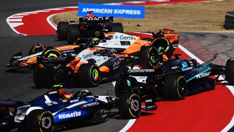 Die beiden McLaren (orange) gerieten aneinander. © APA / CLIVE MASON