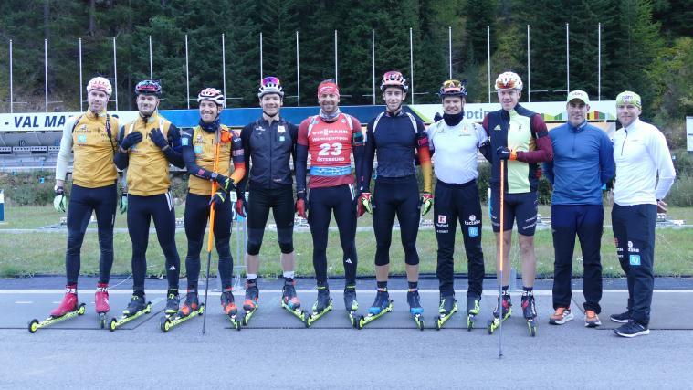 Die deutschen Weltcupathleten beim Gruppenfoto in Martell.