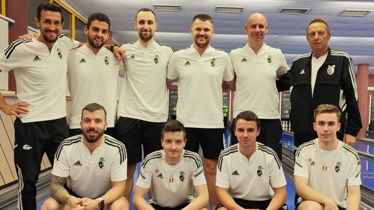 Die KK Neumarkt ist bereit für den Weltpokal vor der eigenen Haustür. Hinten von links Georg Righi, Daniel Prinoth, Armin Egger, Vilmos Zavarko, Tamás Kiss und Trainer Hermann Ludwig; vorne von links Erik Kuna, Alex Posch, Felix Prinoth und  Julian Piazzi.