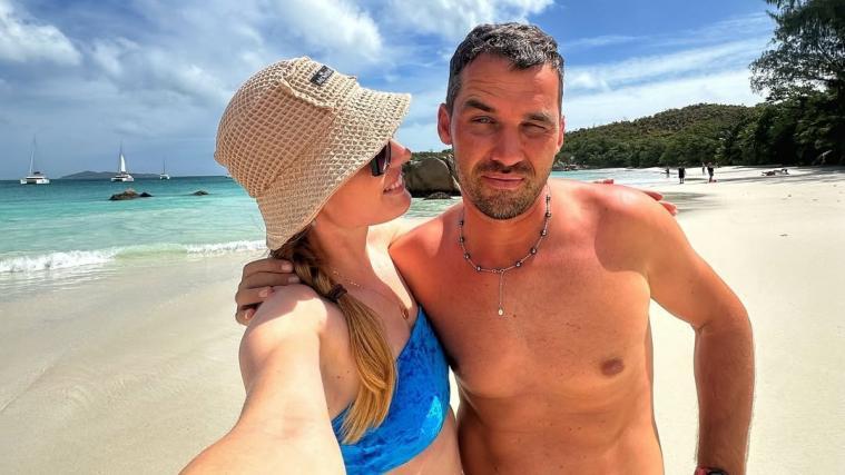 Eine Ex-Biathletin schwebt im Liebesglück. © Instagram