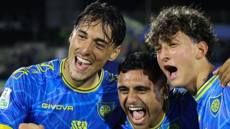 Emanuele Zuelli (links) feiert mit seinen Carrarese-Teamkollegen. © Instagram/Carrrarese