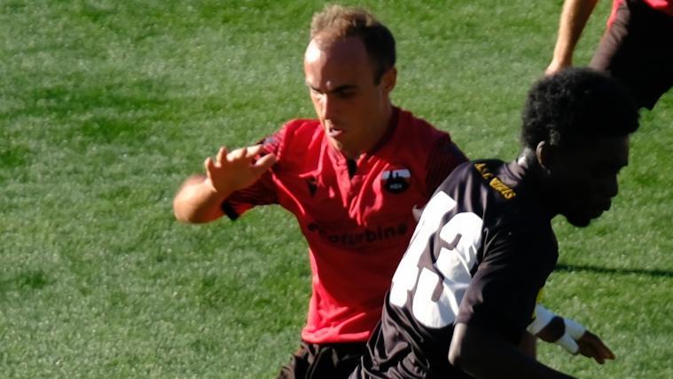 Erjon Haka (Haslach, links) spielt Joshua Obeng (Neugries, rechts) aus. M. Dorn