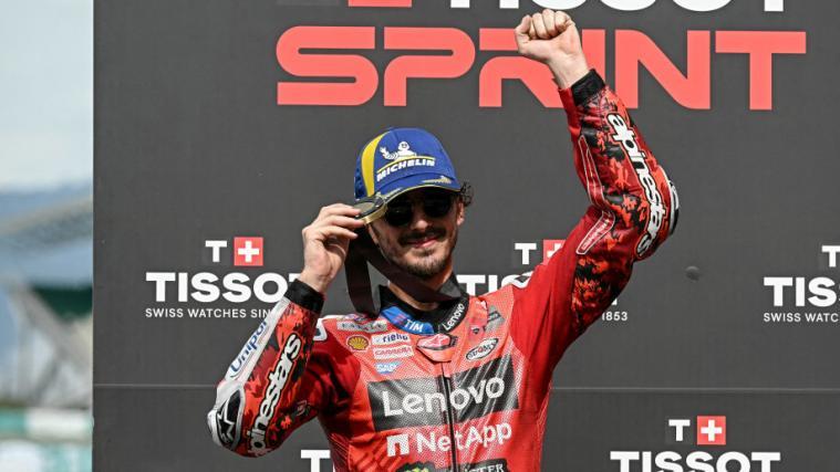 Francesco Bagnaia jubelt über den Sprint-Sieg in Sepang. © APA/AFP / LILLIAN SUWANRUMPHA