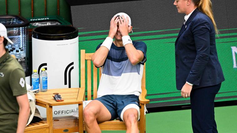 Holger Rune hat sich im Halbfinale von Stockholm verletzt. © APA/afp / ANDERS WIKLUND