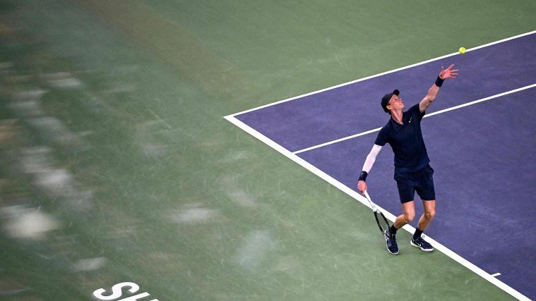 Jannik Sinner beim Aufschlag. © APA/afp / JADE GAO