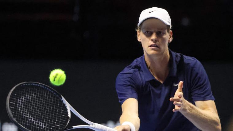 Jannik Sinner greift in Riad nach dem Titel. © APA/afp / FAYEZ NURELDINE