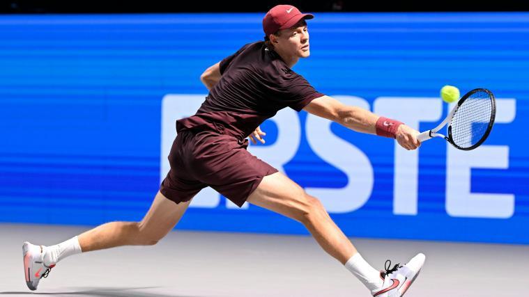 Jannik Sinner musste sich mehrfach richtig lang machen. © APA / HELMUT FOHRINGER