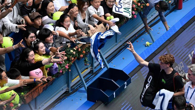 Jannik Sinner schlägt in Shanghai auf. © APA/afp / WANG ZHAO