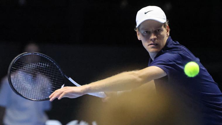 Jannik Sinner tritt zu seiner ersten Runde an. © APA/afp / FAYEZ NURELDINE