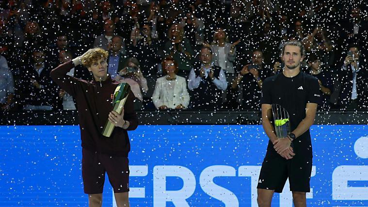 Jannik Sinner und Alexander Zverev bei der Siegerehrung. © APA / TOBIAS STEINMAURER