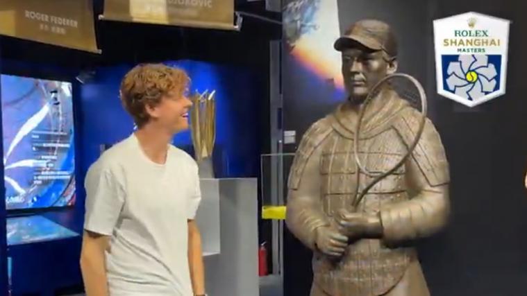 Jannik Sinner and his statue. © Screenshot