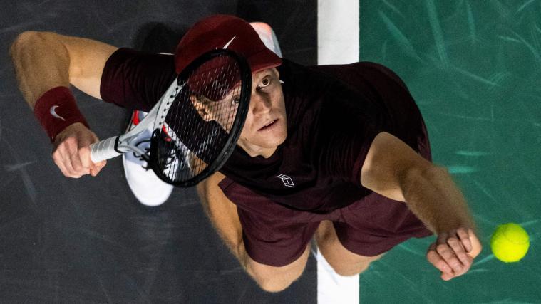 Jannik Sinner will ins Viertelfinale. © APA/afp / JULIEN DE ROSA