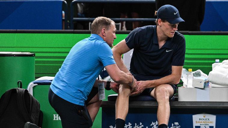 Jannik Sinner wurde vergeblich behandelt, er musste in Shanghai aufgeben. © APA/afp / HECTOR RETAMAL