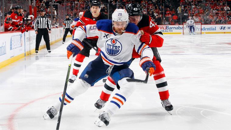 Leon Draisaitl (vorne) hat ein Jubiläum gefeiert. © APA / BRUCE BENNETT