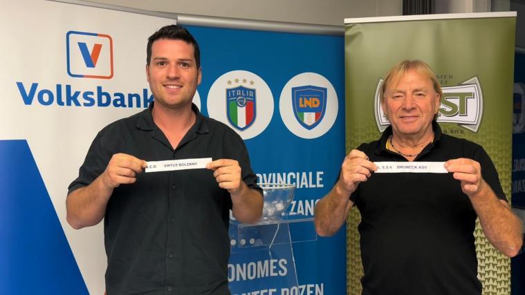 Manuel Tabarelli (links) und Karl Wierer vom Südtiroler Fußball-Verband bei der Pokalauslosung.