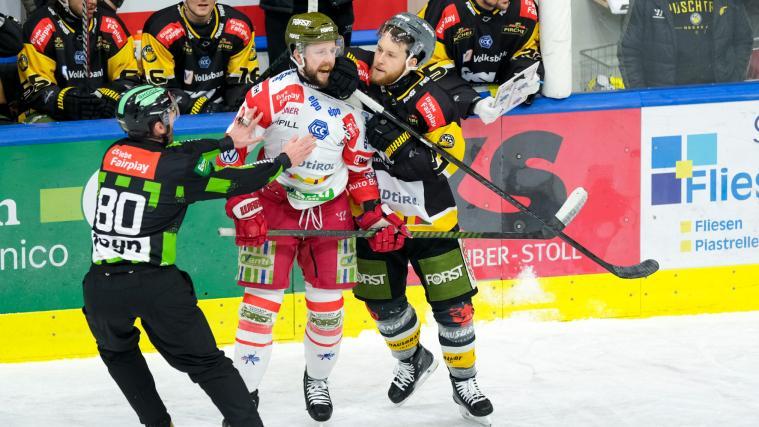 Michele Marchetti (left) and Daniel Glira in a duel. © Vanna Antonello