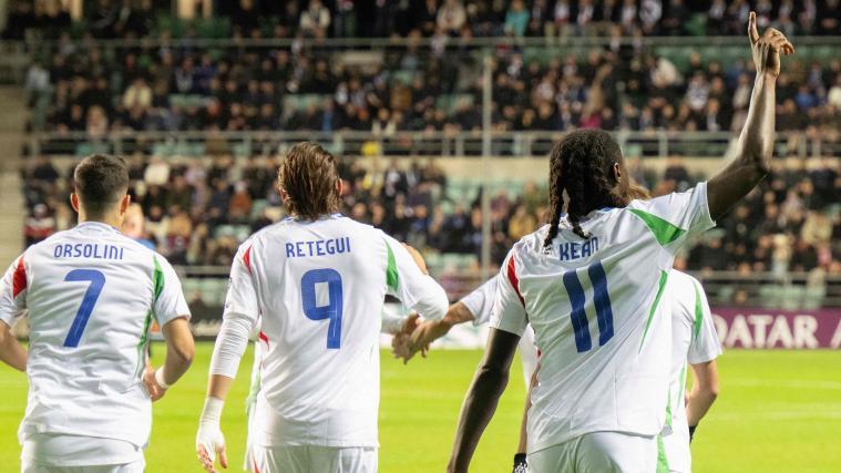 Moise Kean (rechts) traf für Italien. © APA/afp / RAIGO PAJULA