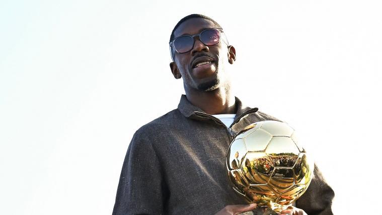 Ousmane Dembélé avec le Ballon d'Or il y a une semaine. © APA/afp / LOU BENOIST