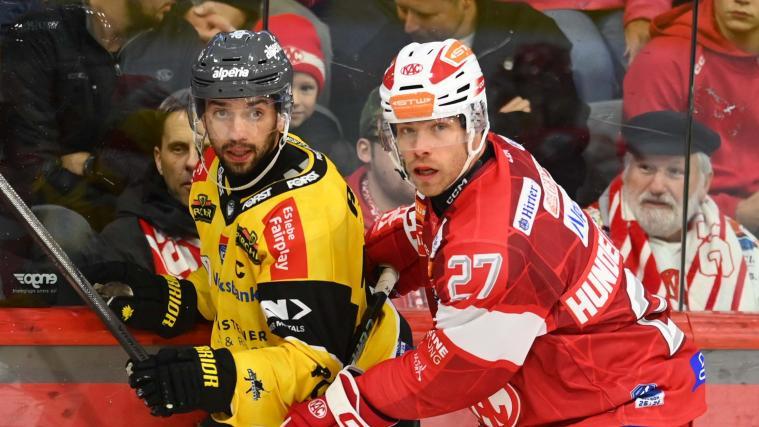 Pustertals Raphael Andergassen (links) im Duell mit Klagenfurts Thomas Hundertpfund. © F. Pessentheiner