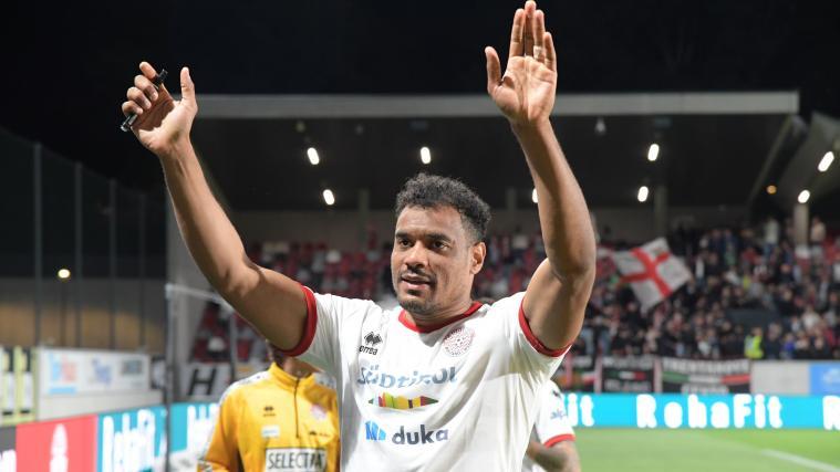 Raphael Odogwu hat seinen Vertrag verlängert.