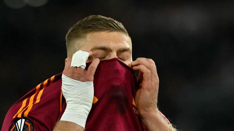 Roma-Stürmer Artem Dovbyk wurde zum Unglücksraben. © APA/afp / FILIPPO MONTEFORTE