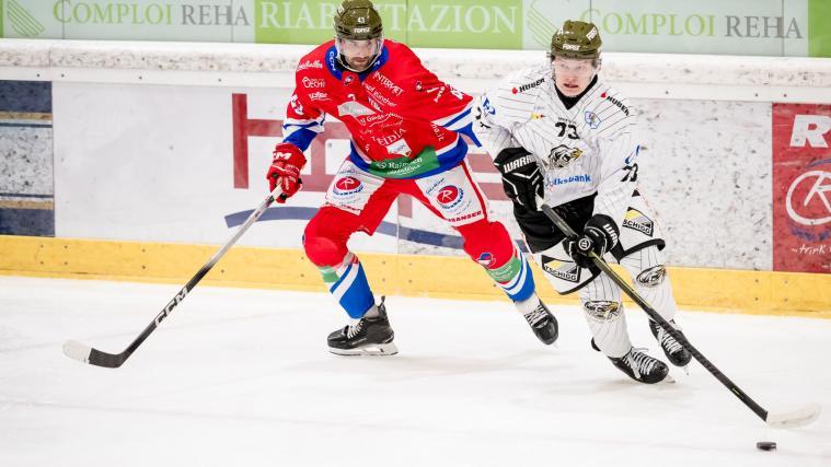 Sacha Guimond (HC Gherdëina, links) und Rasmus Nousiainen (HC Meran, rechts) im Zweikampf. © Matthaeus Kostner