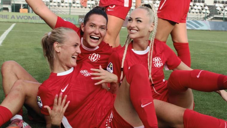 Winning goal scorer Nadine Nischler (back left) celebrates the victory over Juventus with Como star Alisha Lehmann (right). © Social Media / Como Women