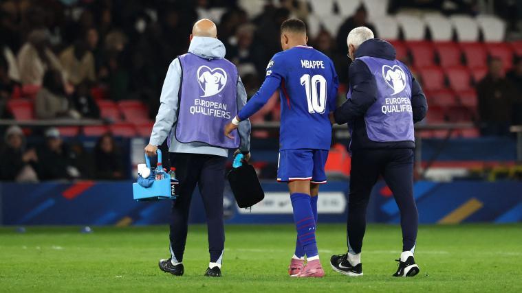 Stürmerstar Kylian Mbappé muss wegen einer Knöchelverletzung pausieren. © APA/afp / FRANCK FIFE