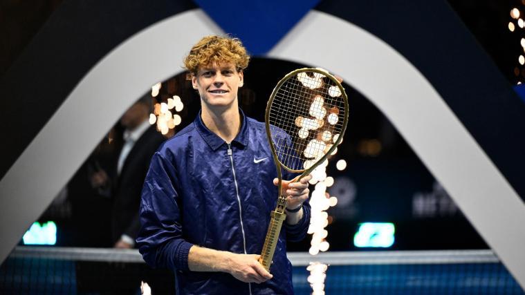 Tennis-Superstar Jannik Sinner posiert mit seiner speziellen Trophäe. © ANSA / STR