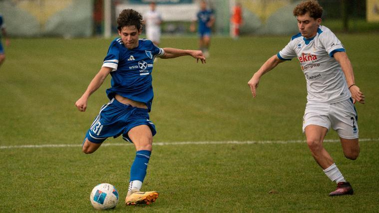 Tizian Stecher (l.) passt sich Woche für Woche besser an die harte Gangart in der Serie D an. © P. Schwienbacher