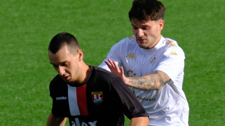 Goal scorers among themselves: Dino Agovic (Laag, left) against Andrea Gasparini (Auer, right).