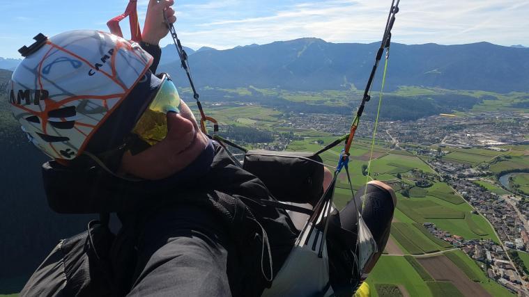 Away from the cross-country ski trails, Lukas Hofer is fascinated by paragliding. © Lukas Hofer