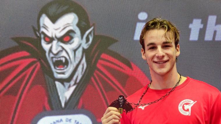 Alexander Oberhofer mit seiner Medaille beim Dracula Open.
