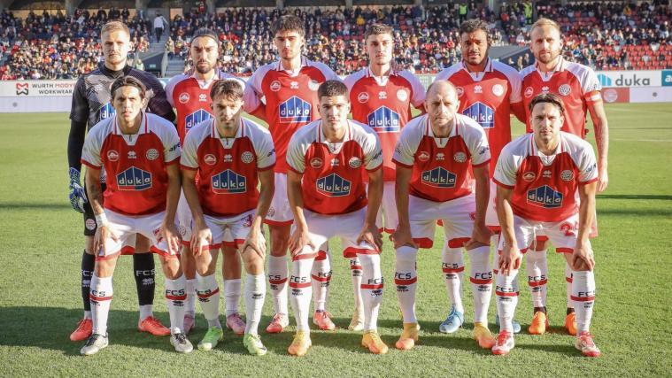 Aufgrund des 30-jährigen Jubiläums des FC Südtirol laufen die Weiß-Roten in einem Sonderdress auf, das eine Hommage an die Saison 2000/01 – die erste des FCS im Profifußball – sein soll. © FC Südtirol