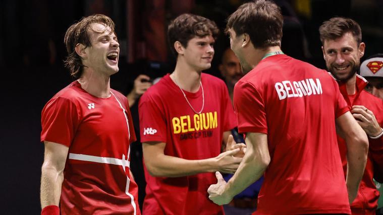 Belgiens Zizou Bergs (l.) jubelt mit seinen Teamkollegen. © ANSA / SERENA CAMPANINI