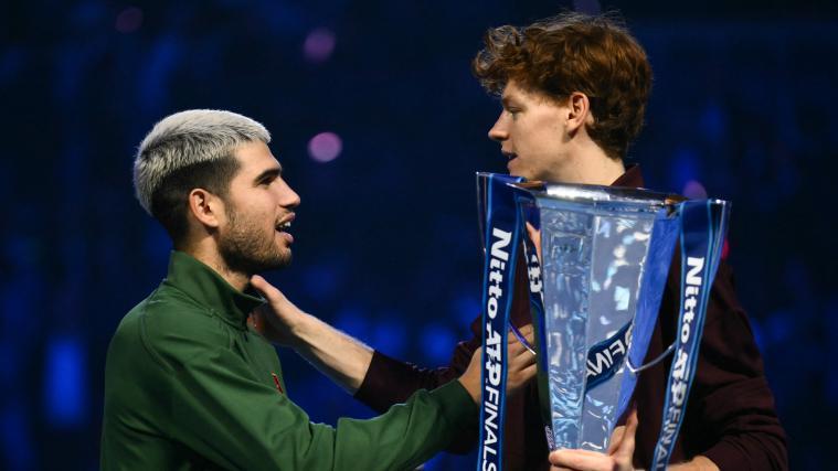 Carlos Alcaraz und Jannik Sinner, die beiden Superstars der Tennis-Szene. © AFP / MARCO BERTORELLO