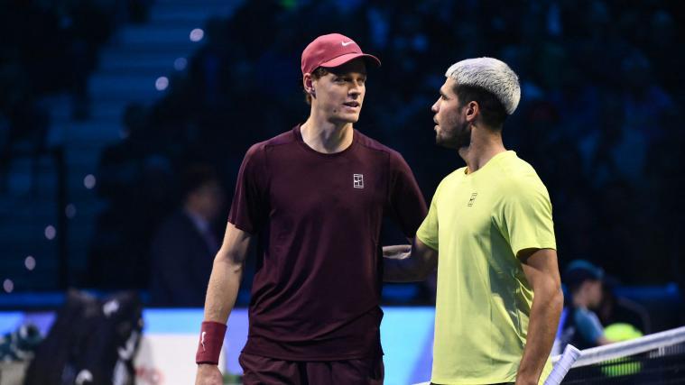 Jannik Sinner und Carlos Alcaraz spielen um den Tennis-Thron. © APA/afp / MARCO BERTORELLO