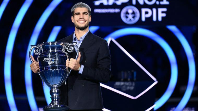 Carlos Alcaraz wurde für seinen Status als Nummer 1 zum Jahresende prämiert. © APA/afp / MARCO BERTORELLO
