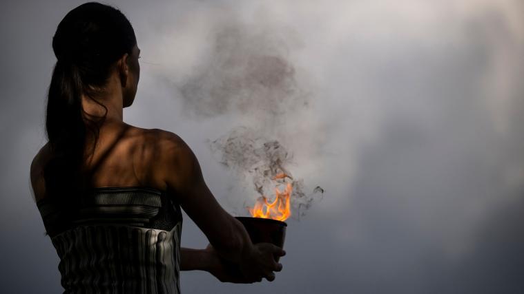 Das Olympische Feuer befindet sich auf seinem Weg in Richtung Cortina und Mailand. © APA/afp / ARIS MESSINIS